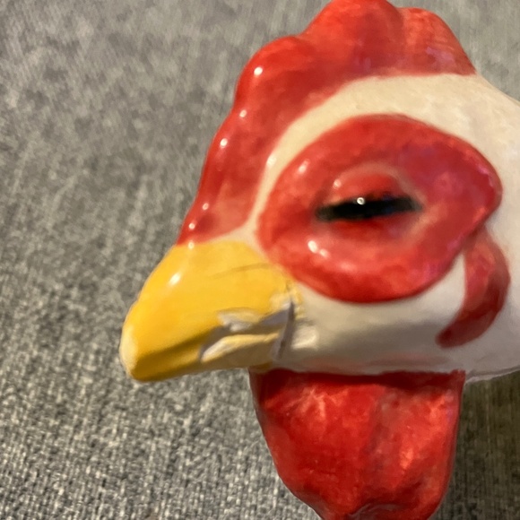 Ceramic Chicken on window ledge - Picture 7 of 7